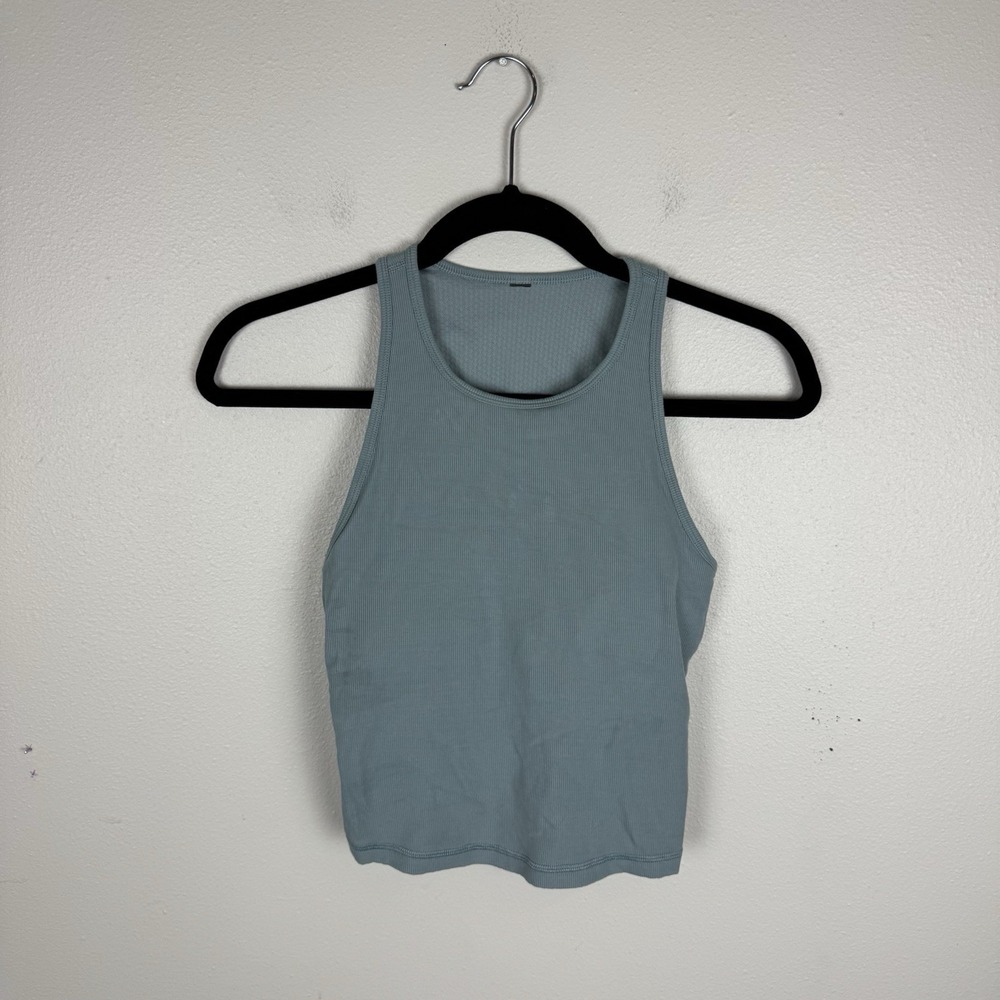 Vuori Pose Plyo Tank Green Size Small Crop Top Built In Bra Pads Ribbed